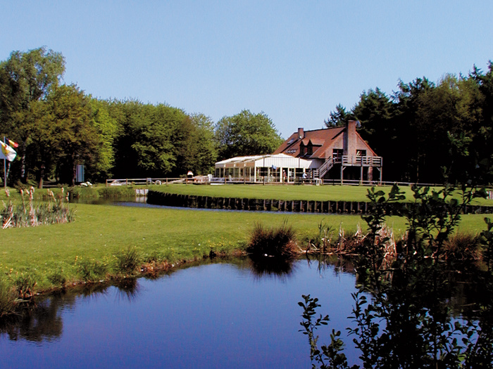 18. Loch und Clubhouse
