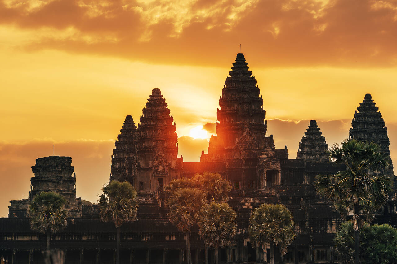 Golf Holidays en Camboya (Sunrise at the Angkor Wat temple)