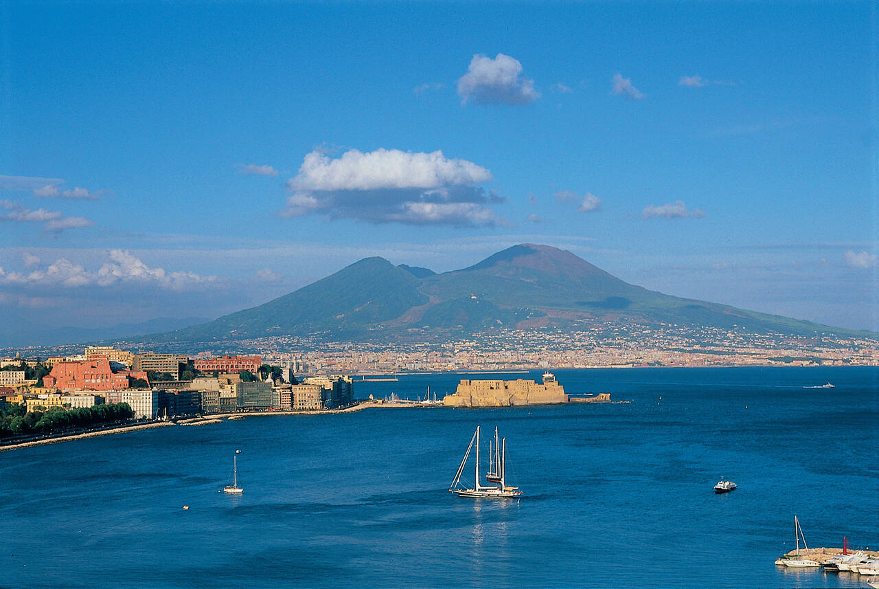 Golfurlaub in Kampanien (Blick auf Neapel mit dem Vesuv im Hintergrund)