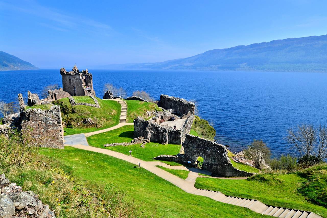Golfurlaub in Schottland (Ruinen von Urquhart Castle am Loch Ness)