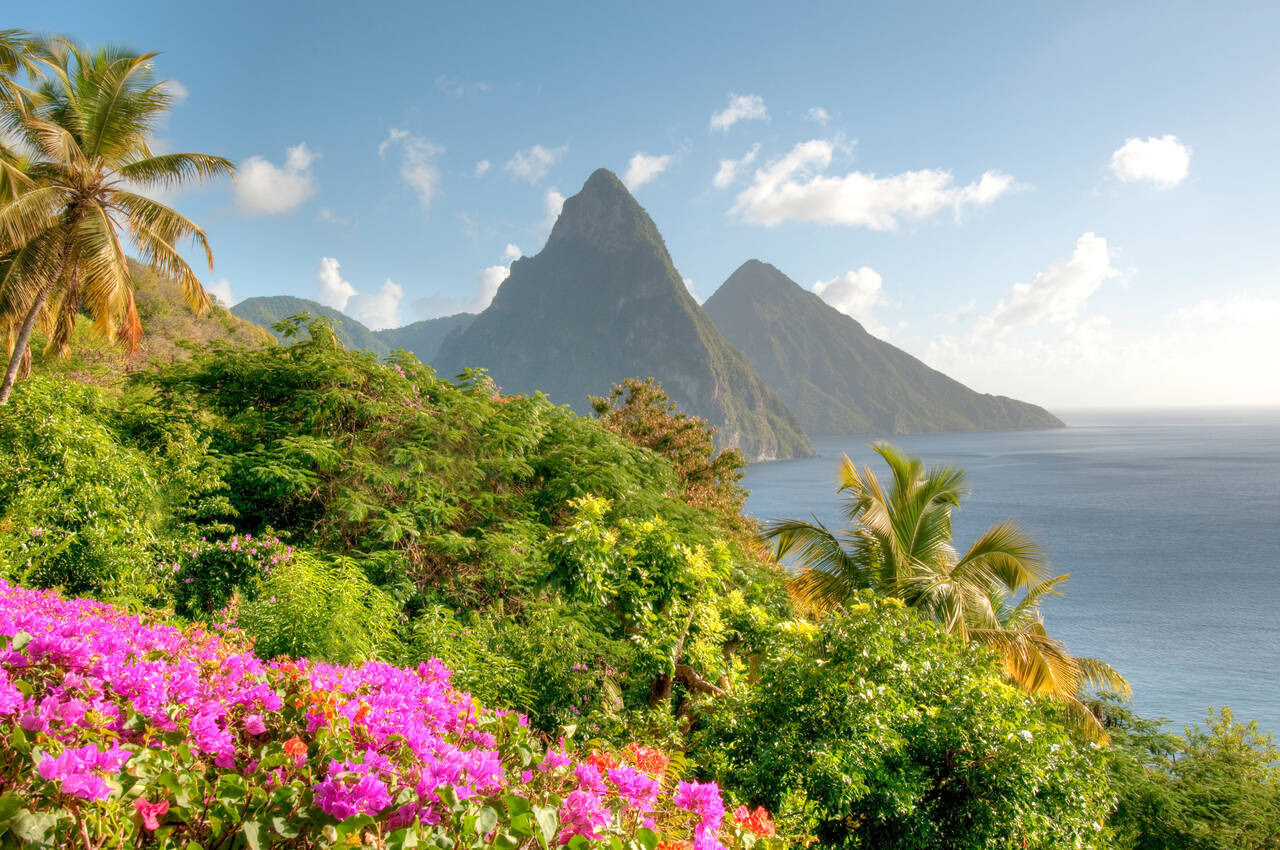 Golf Holidays en Santa Lucía (St. Lucia's Twin Pitons at Sunrise)