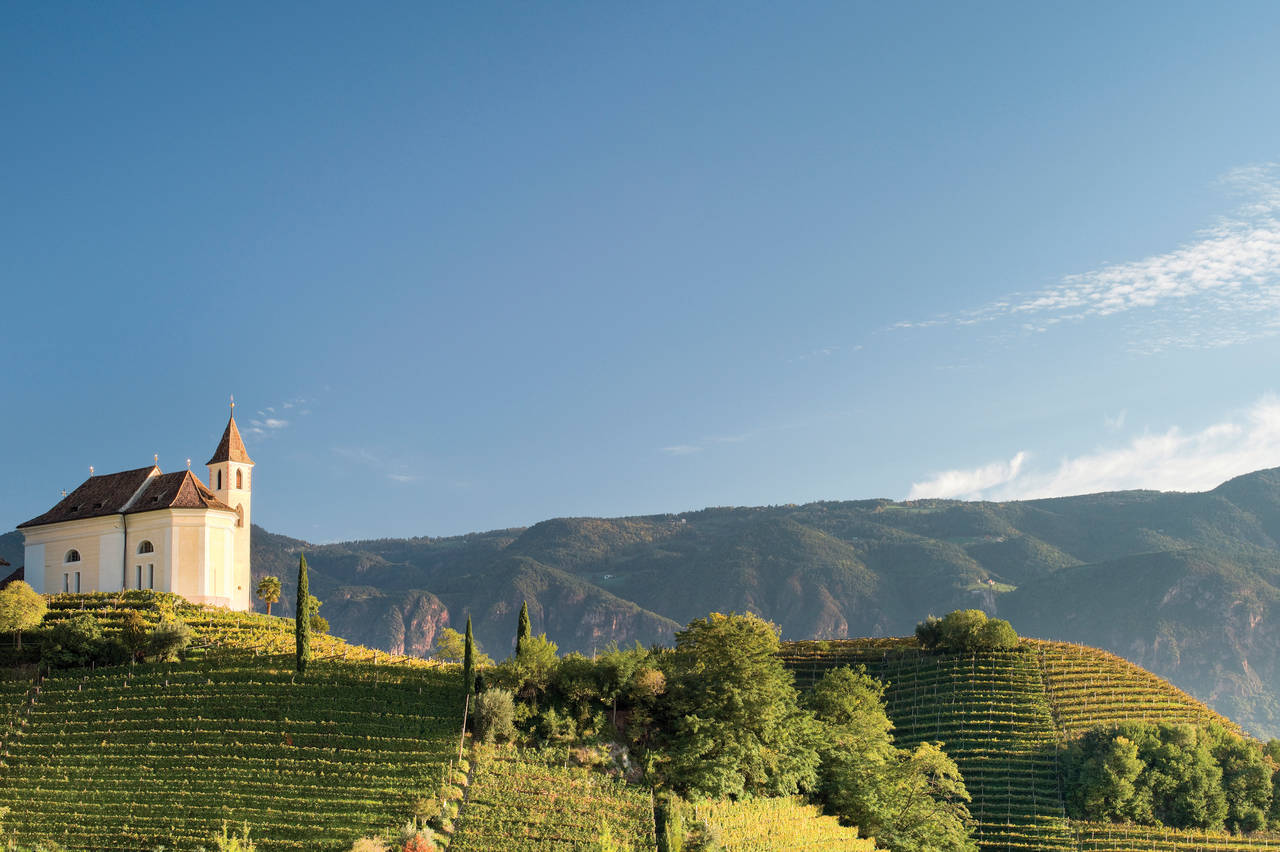 Golfurlaub in Trentino-Südtirol (Wahrzeichen von Eppan, das Kirchlein St. Zeno und Appllonia)