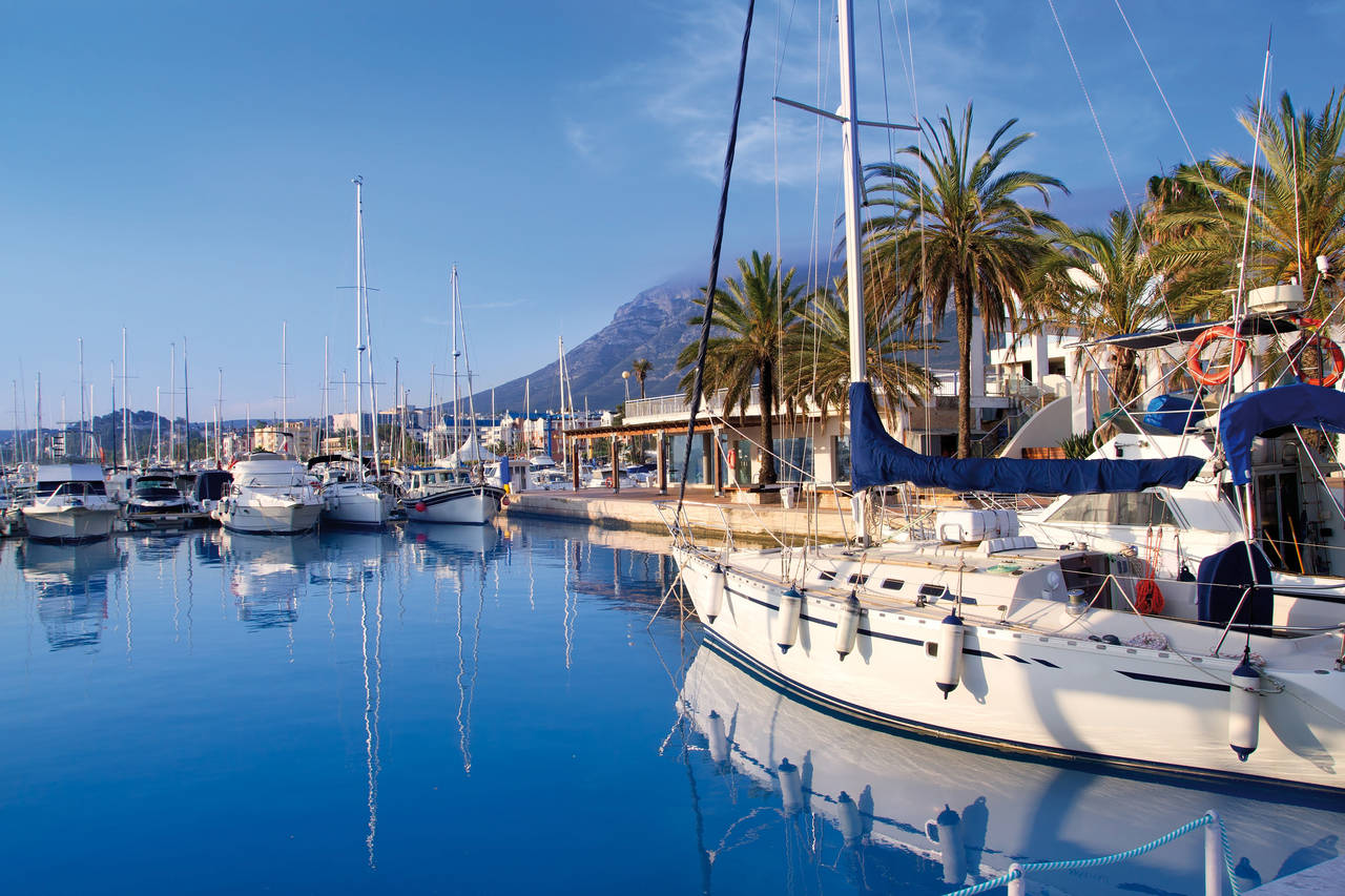 Golfurlaub in Valencia (Hafen von Denia mit dem Montgó Berg im Hintergrund)