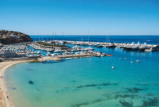 Blick auf den Yachthafen von Port Adriano