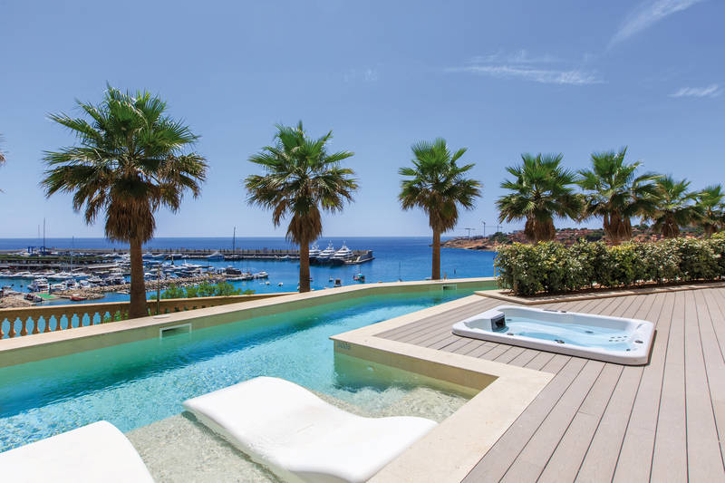 Swim-up Room Jacuzzi