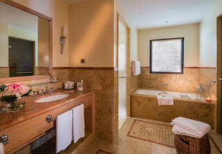 Suite Deluxe Bathroom